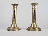 paire de chandeliers anciens en laiton sur fond blanc