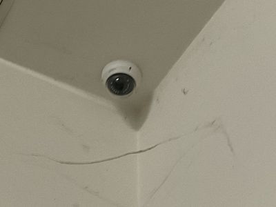une photo montrant une caméra fixée au plafond d'une salle de bains