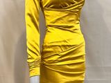 une robe jaune sur un mannequin, un mannequin, un mannequin, un mannequin, un mannequin, un mannequin, un mannequin, un mannequin, un mannequin
