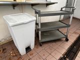 une poubelle à côté d'une autre poubelle sur le trottoir