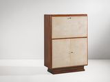 Le meuble est en bois et comporte deux portes de chaque côté.