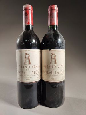 deux bouteilles de vin rouge posées l'une à côté de l'autre sur une table