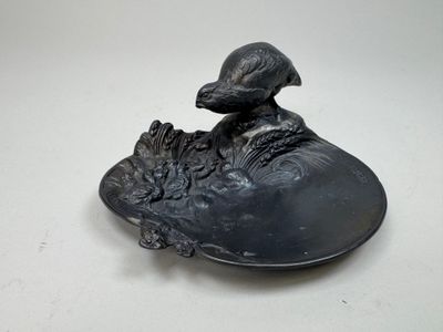 un oiseau noir perché sur un bol