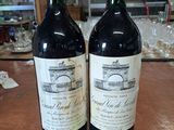 deux bouteilles de vin posées sur une table, avec une étiquette de prix