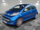 la photo d'une petite voiture bleue garée dans un garage
