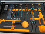 quelqu'un tient dans ses mains une boîte à outils remplie d'outils