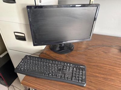 un écran d'ordinateur et un clavier sur un bureau