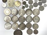 un lot de pièces de monnaie posées sur une table