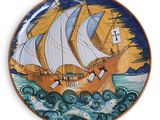 une assiette sur laquelle est représenté un bateau