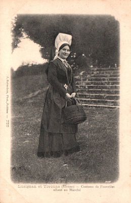 CPA : Lusignan et Vivonne (Vienne), costume de l’ouvrière allant au Ma
