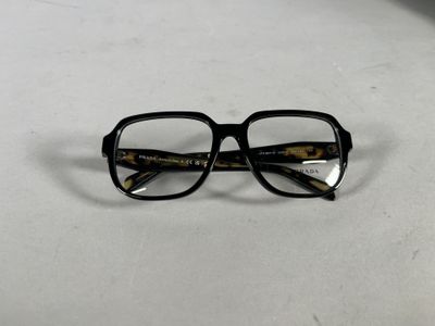une paire de lunettes posée sur une surface blanche
