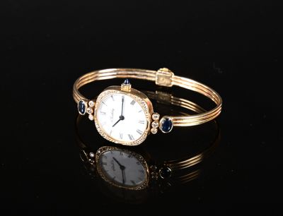 gros plan d'une montre-bracelet sur une surface noire