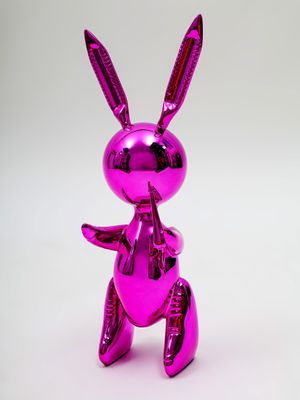 sculpture représentant un lapin violet sur fond blanc