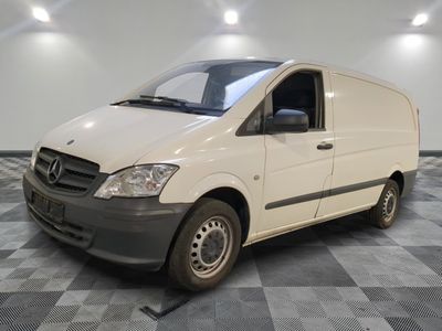 la photo d'une camionnette blanche garée sur un sol en damier