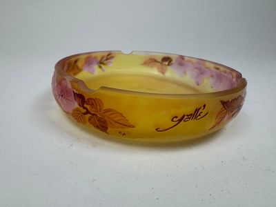 un bol jaune orné de fleurs, posé sur une table