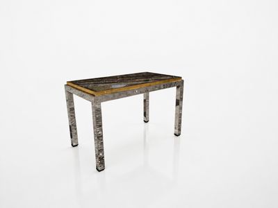 image d'une table avec un plateau en bois sur fond blanc