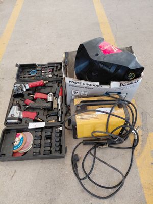 une caisse à outils posée par terre à côté d'une autre caisse à outils