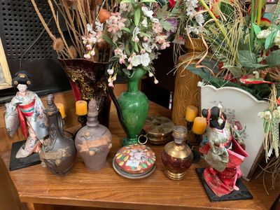 Lot de bibelots : boite couverte, carafon et divers - Photo 1