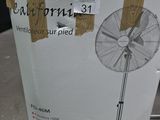 une boîte posée par terre, avec un ventilateur à l'intérieur