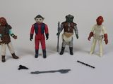 cinq figurines alignées les unes à côté des autres