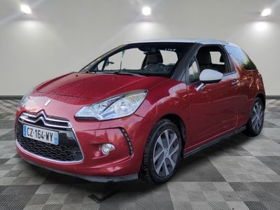 la citrole rouge est garee sur un sol en damier