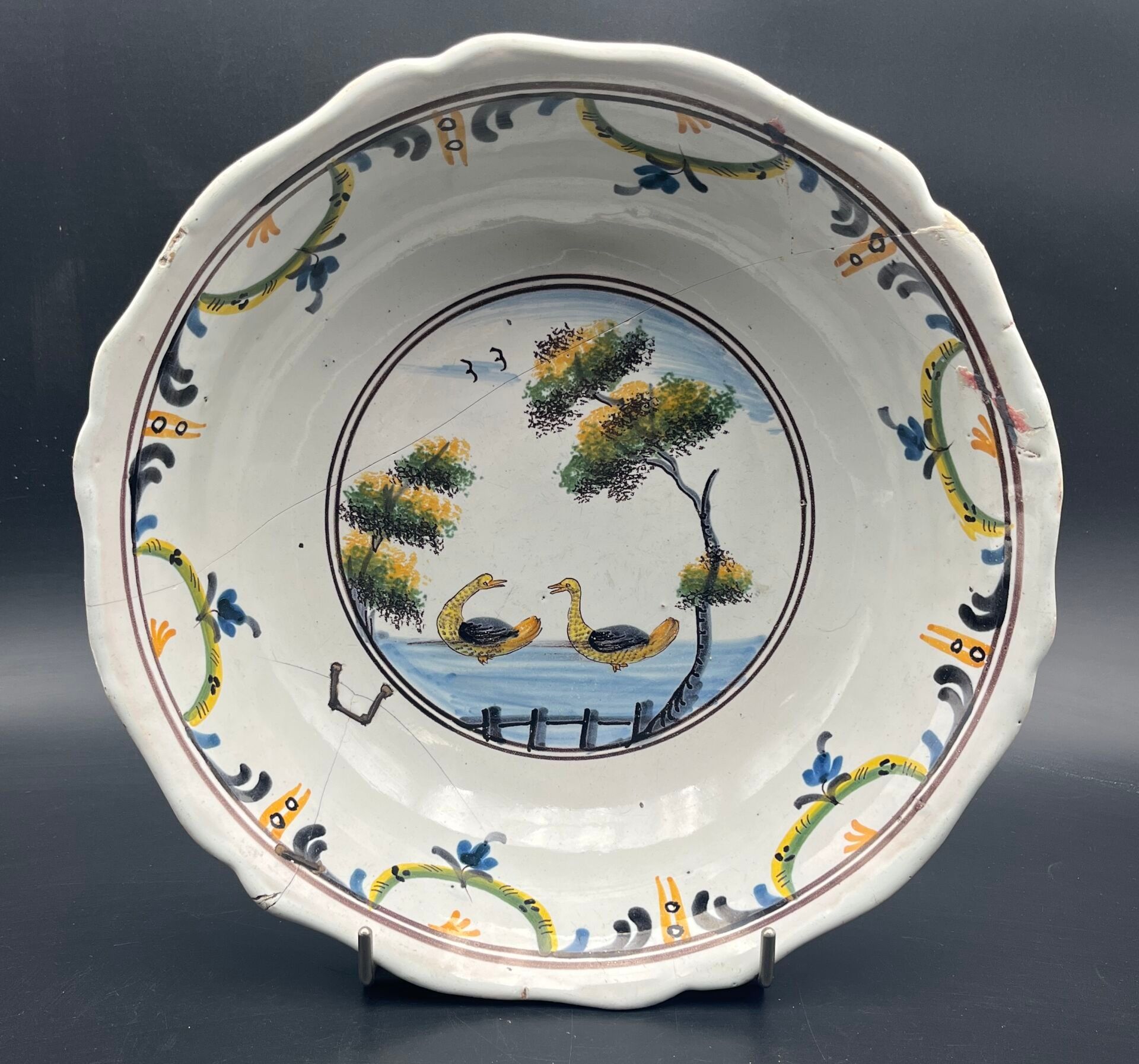 NEVERS Un saladier en faïence à décor polychrome de canards. XIXe siècle. D 31,5 cm. (fêles)