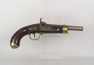 un vieux pistolet avec une crosse en bois et des garnitures en laiton