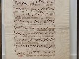une vieille feuille de papier portant des inscriptions, encadrée