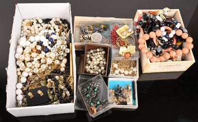 deux boîtes de bijoux assortis sont posées sur une table