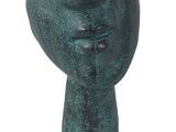 statue représentant une main tenant une balle sur fond blanc