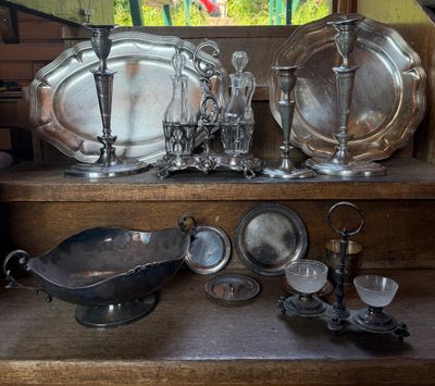 une étagère sur laquelle sont disposés de nombreux objets en argent