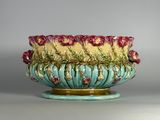 un vase contenant des fleurs, posé sur un socle