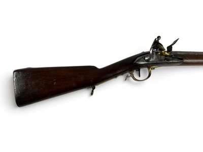 un gros plan d'un fusil sur un fond blanc avec un fond blanc