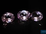 trois saphirs roses sur fond noir