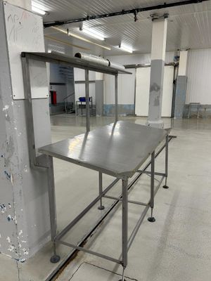 une grande table en métal au milieu d'une pièce