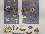 Plusieurs types de badges différents sont présentés sur un fond blanc