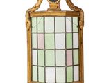 un miroir surmonté d'une horloge