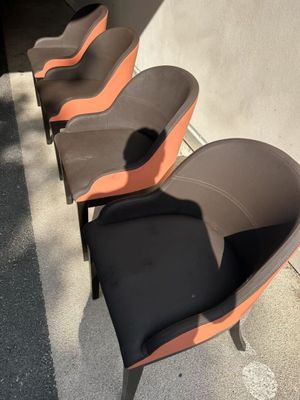 Plusieurs chaises sont alignées en rang sur le trottoir