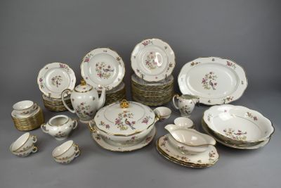 de nombreux types de porcelaine sont exposés sur la table