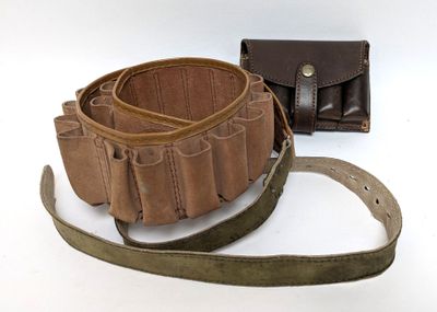 une ceinture et un portefeuille posés sur une surface blanche