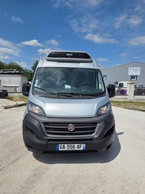 La petite camionnette est garée sur le bord du chemin de terre.