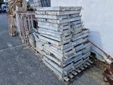 un tas de bois posé contre le mur d'un immeuble