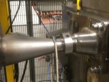 une machine qui travaille sur une pièce de métal