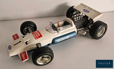 une maquette de voiture de course posée sur une surface blanche