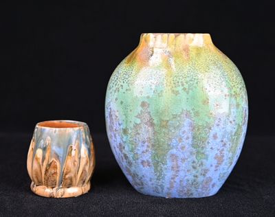 deux vases posés l'un à côté de l'autre sur une surface noire