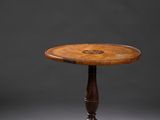 une petite table avec un plateau et un piètement en bois