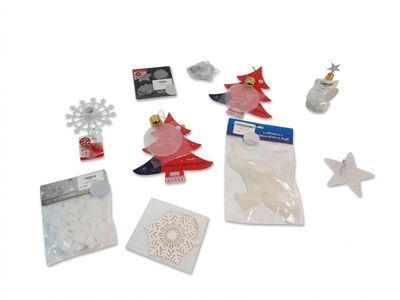 un petit assortiment de décorations de Noël sur un fond blanc
