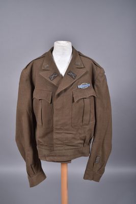 une photo d'une veste marron posée sur un mannequin