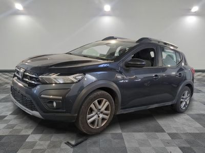 la voiture bleue est garée dans le garage sur un sol en damier