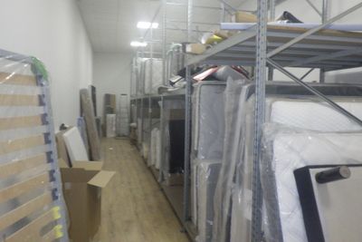 une pièce remplie d'une grande variété de matelas